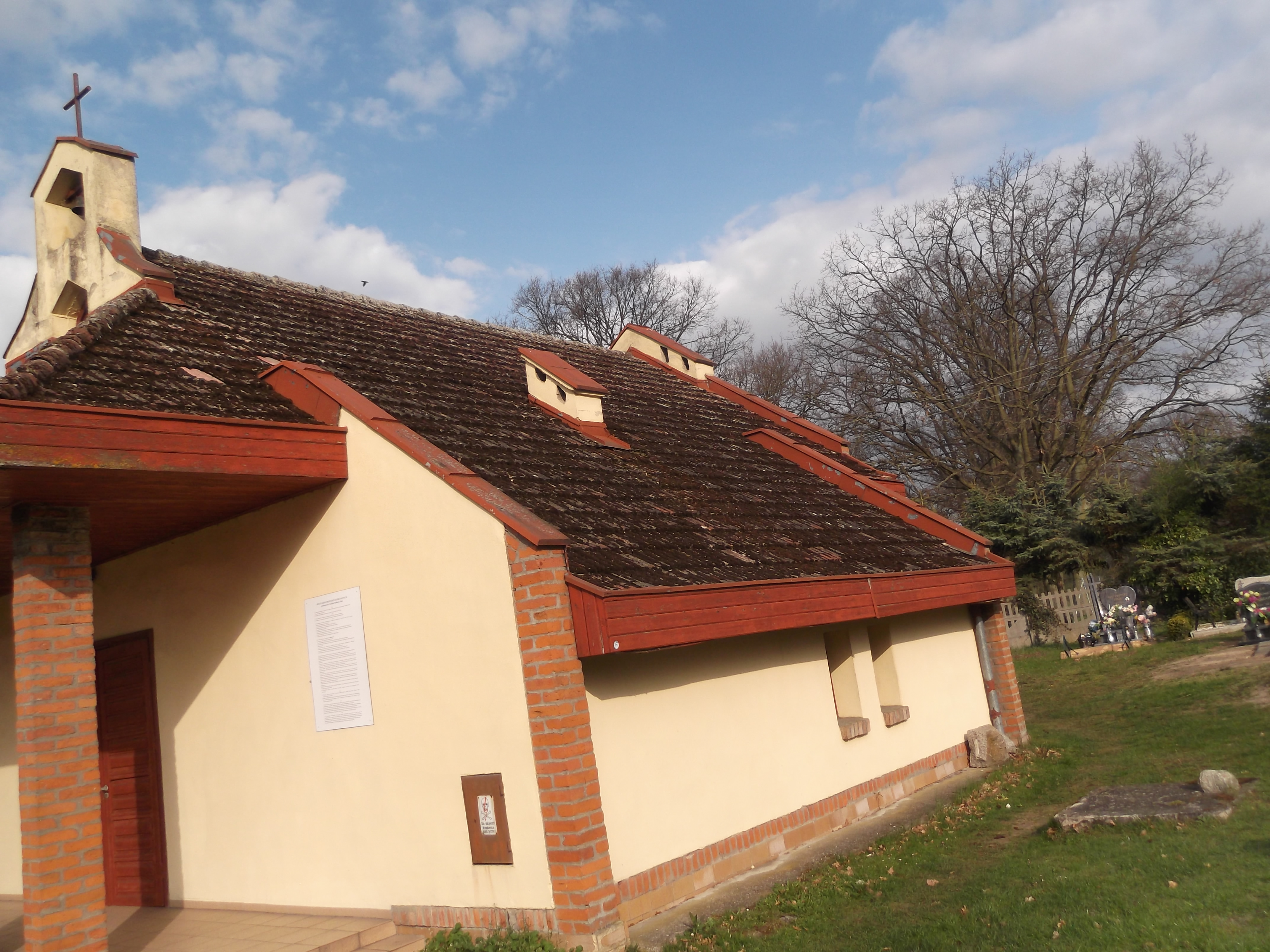 Wymiana połaci dachowej na budynku kaplicy cmentarnej