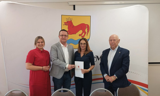 osoby na zdjęciu, któe podpisąły umowe na Zwiększenie efektywności energetycznej trzech budynków użyteczności publicznej w Gminie Radowo Małe poprzez ich termomodernizację